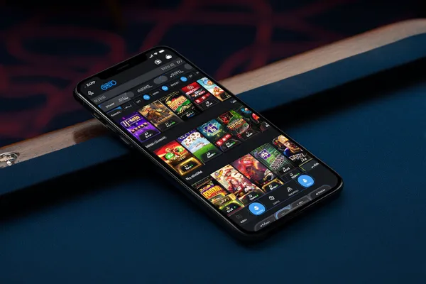 একজন তরুণী তার ফোনে আরাম করে গেম খেলছেন, আর চারপাশে ভাসছে ডায়নামিক ক্যাসিনো উপাদান—যা 456BDD অ্যাপের মসৃণ মোবাইল অভিজ্ঞতাকে ফুটিয়ে তোলে।